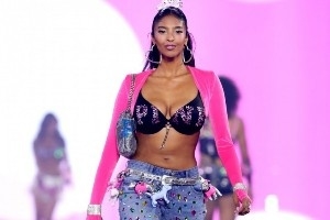 星光熠熠！科比大女儿娜塔莉亚维密首秀 黑色文胸配亮粉披肩抢镜全场
