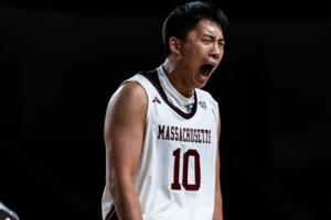 王俊杰砍31分爆发！麻省大学季前赛2分险胜布朗大学