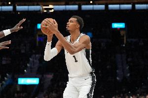 名嘴夏普：文班&恩比德太沉迷于投三分 NBA内线只有约基奇不这样