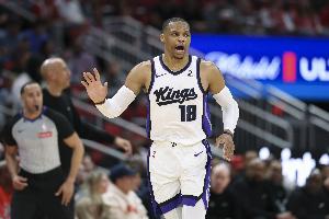 追梦:威少是NBA最好的替补控卫 但人们都用MVP的标准要求他