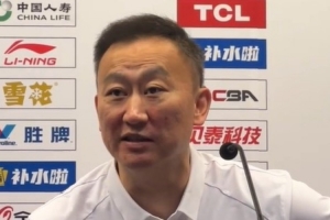 刘维伟：米奇伤到腰部 现在是带伤上场 培养年轻人需要付出代价
