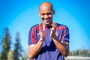 法比尼奥迎来33岁生日，特拉布宗体育给球员送上生日蛋糕