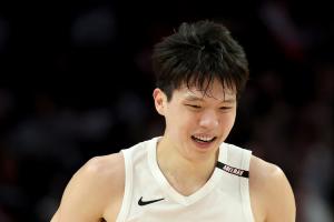 小杨篮板+1！NBA官方更新杨瀚森昨日数据 从5分2板变成了5分3板