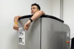 媒体人：上午训练结束后 赵继伟进行了液氮冷疗恢复