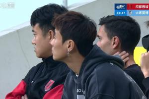 蓉城34分钟仍0-0英博！镜头给到看台上停赛的蓉城队长韦世豪