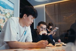 默默陪在身旁！杨瀚森和球鞋团队一起挑鞋时 女友也在一旁陪伴