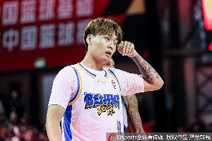 李楠：赵睿仅出战8分钟因赛前有点低血糖 赛中也有点不太舒服