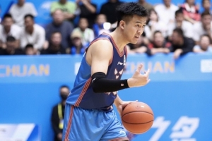把你当成核心了？黄荣奇半场16分钟 9中3&三分6中1拿到8分3板