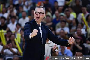 杨鸣：广东半场落后那么多挺不可思议 相信广东球迷也挺震撼