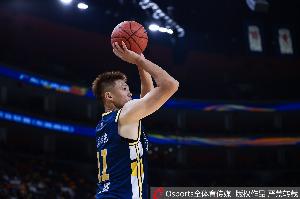 很努力了！老将周鹏三分2中2得到6分1板 还送出2次封盖