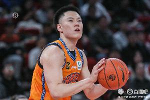 八倍镜在手！李弘权第三节独中5记三分 三节砍下27分