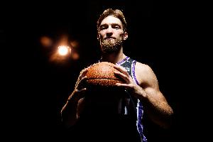 半场两双达成！小萨博尼斯5投4中砍下10分10篮板外加1助攻1抢断