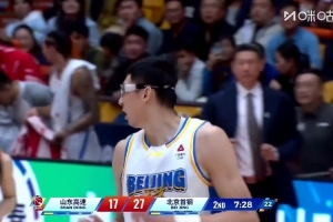 一条龙惊艳全场！周琦摘板亲自推进 变向突破上篮得手