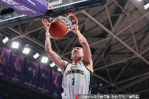 拼抢篮板态度满分！付豪抢下9板含5前场板 8中3错失良机仅得6分