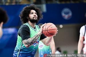 手感冰凉！尼克斯上半场9投仅2中得9分1板1助2断 兼有3失误