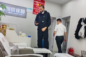 融入本土生活！球迷洗脚店巧遇上海外援麦基