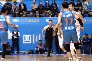 对抗激烈！黄荣奇与郭昊文发生小摩擦 郭昊文推人吃进攻犯规