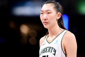 韩旭犀利点评：WCBA球衣像一块布剪几个窟窿 队友搬行李竟闪了腰