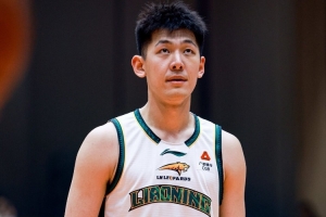 仅靠吃饼难撑内线！张陈治锋半场4投全中贡献8分4板 护筐仍待加强