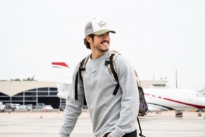客场挑战雄鹿在即！火箭官方发布登机照，谢泼德与小贾巴里领衔出征