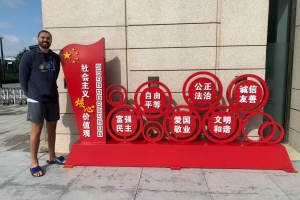 很接地气！烤肉姐分享亚当斯旧照：与社会主义核心价值观宣传牌开心合影