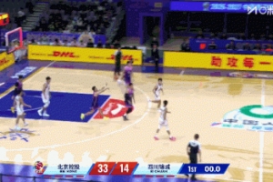 可惜超时了！罗汉琛后场超远压哨三分球神奇打板命中