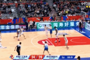 这球真难啊！卡梅隆·杨扛着防守失衡打进高难度压哨抛投