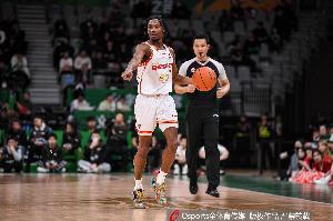 扛起进攻！马凯尔·约翰逊半场12中8砍18分 另有2板2助
