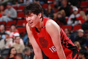 媒体人：不去弱旅难获常规轮换时间 快船与篮网是杨瀚森的理想去处