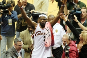 长河的源头！23年前的今天：詹姆斯上演NBA生涯首秀 空砍25分
