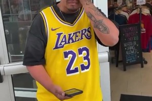得知詹姆斯加盟76人后的詹姆斯球迷 又是流泪又是呆坐又是捶地