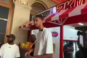 wow！2K27活动现场的文班，这气场太强了