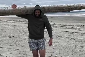 你真是海王啊？！亚当斯扛着一棵树走路，跟没事人一样~