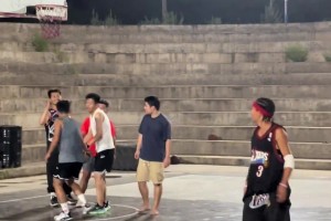太像AI了！野球场惊现艾弗森绝技Crossover！