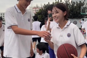 校园惊现“白月光女神”！这篮球女孩，瞬间梦回学生时代