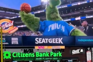 这就是牌面！MLB开赛前，费城吉祥物代表球队致敬詹姆斯！