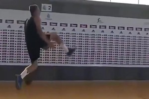 当年还瘦东契奇13岁时曾胯下换手暴扣！现在怕是难了~