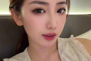 眼睛真大！女主播佳依凌晨1点晒视频：广东出差看到詹消息！