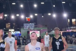 这才是杰伦眼中自己打球的样子吧！感觉罗布打球很随性.....