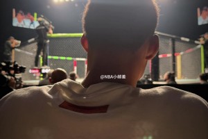 笑不活了 文班去看UFC巴黎站，直接把后排观众视线全挡住了