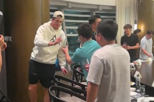 里夫斯中国行！球迷晒视频：1.85亿美元先生和你敬酒的感觉！