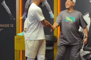库蜜们得多羡慕！库里主动与勇士女主持小七自拍合影