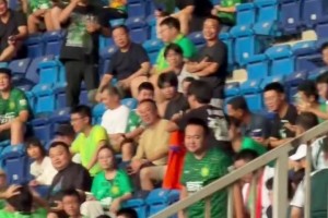 实拍：京津德比赛前一位疑似泰山队球迷来看国安看台展示泰山球衣