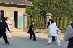 来武当修行一下？狄龙与道士们一起打球，结果投了记三不沾