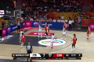自己都激动了！张子宇面对意大利中锋站投命中后怒吼！