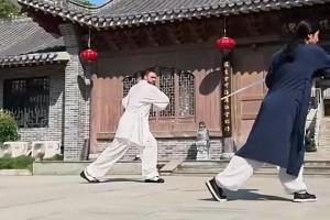 少林文班，武当狄龙？狄龙中国行上武当山和道士学习舞剑耍枪