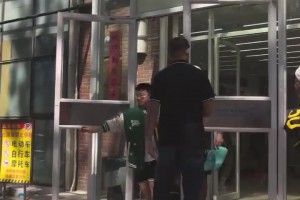 库里中国行本来停下要签名 结果球迷太吵还往前挤 库里无奈走了
