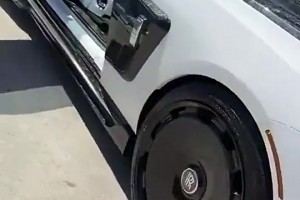 啧啧啧！登哥这辆定制版的劳斯莱斯，未免也太帅了吧