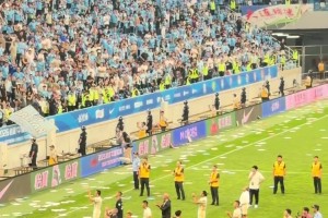 震耳欲聋！实拍：国安赛后谢场时，“国安XX”口号声响彻梭鱼湾