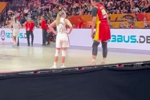 这身高差太夸张！ 场边视角看张子宇和佩奇在场上交流